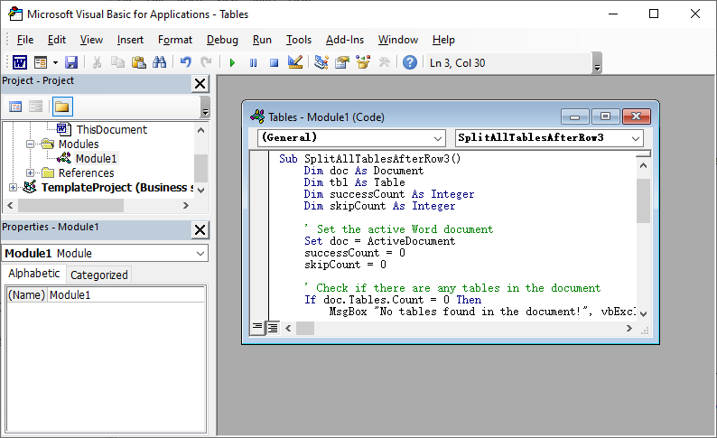 Fenêtre de l’éditeur VBA avec le code macro pour diviser tous les tableaux d’un document Word